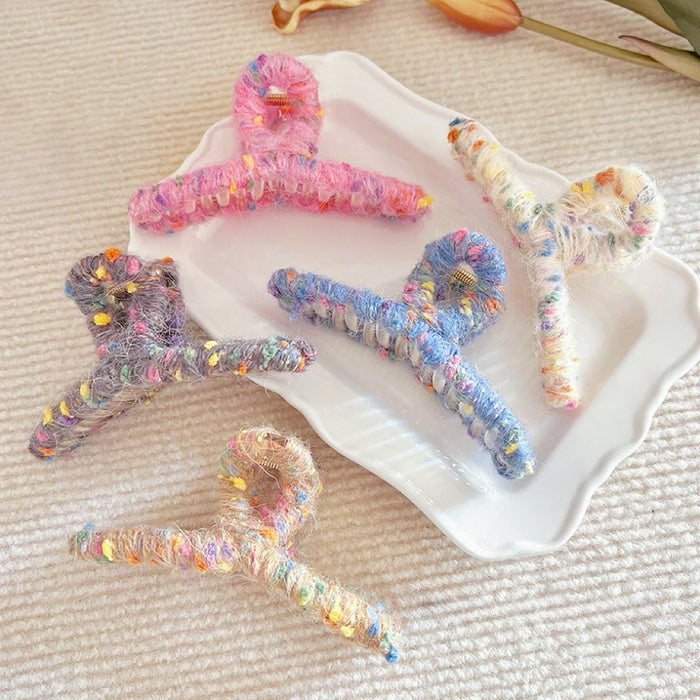 Pinza para el cabello con hilo de colores