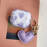 Housse de protection pour AirPods en forme de cœur violet