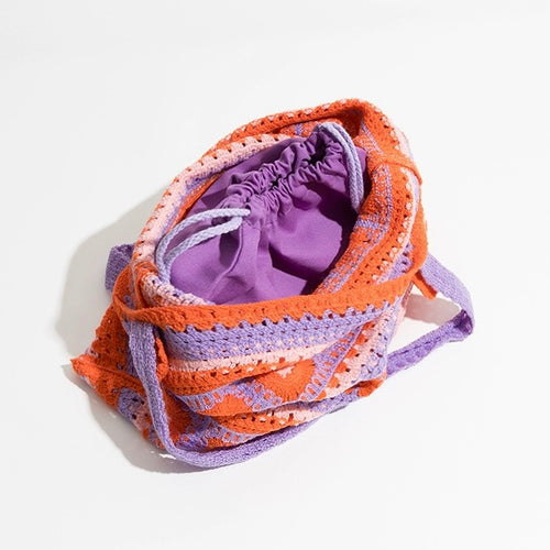 Bolso de ganchillo con flores de fresia