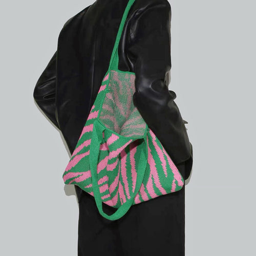 Gestrickte Einkaufstasche mit Zebra-Print