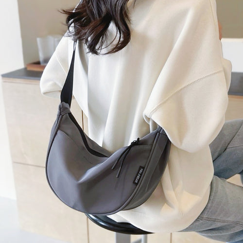 Bolso bandolera de media luna de doble cara