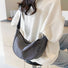 Bolso bandolera de media luna de doble cara