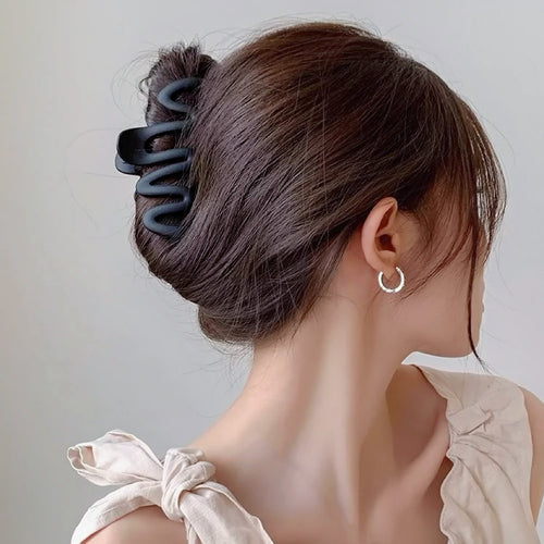 Griffe de cheveux ondulée élégante