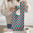 Borsa tote intrecciata a scacchi