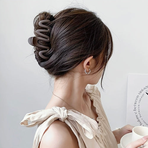 Griffe de cheveux ondulée élégante