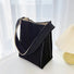 Bolso de mano tejido con textura de cartón de leche