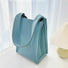 Bolso de mano tejido con textura de cartón de leche