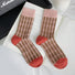 Geformte gewellte Stricksocken