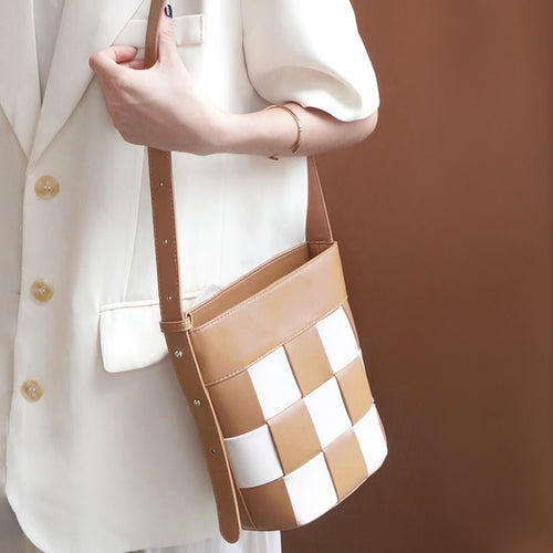 Bucket Bag aus gewebtem, kariertem Leder
