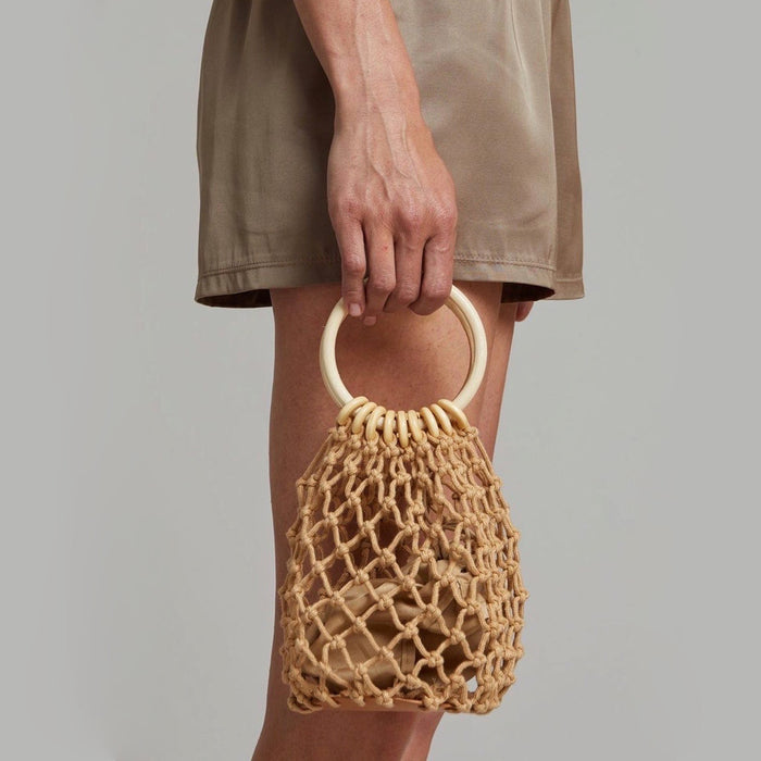 Kleine Handtasche aus gehäkeltem Seil mit Holzring