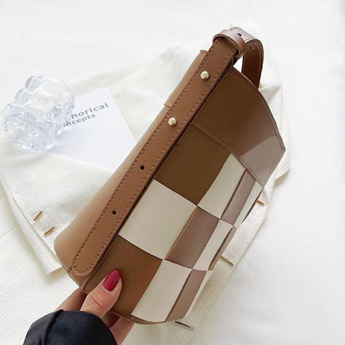 Bucket Bag aus gewebtem, kariertem Leder