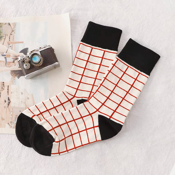 Rote Socken mit Karo-/Streifenmuster