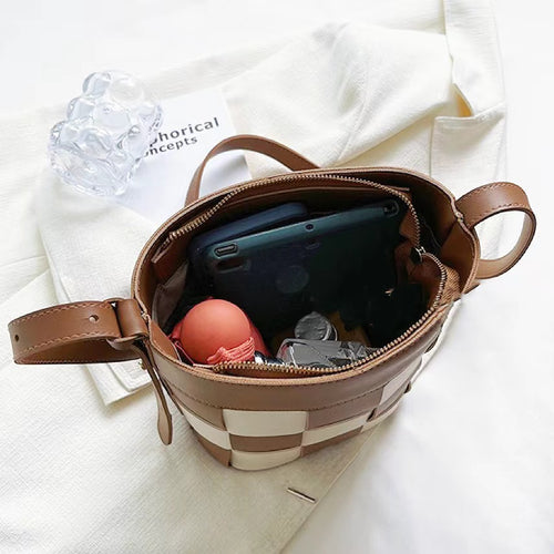 Bucket Bag aus gewebtem, kariertem Leder