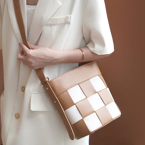 Bucket Bag aus gewebtem, kariertem Leder