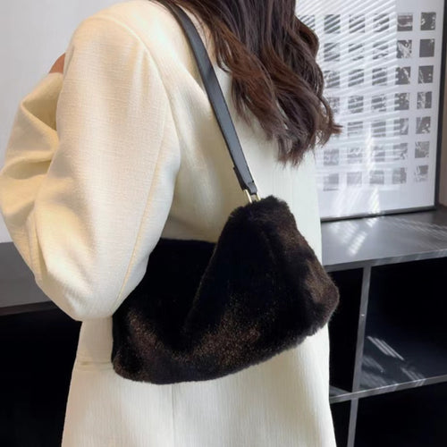 Bolso mini baguette de piel de borrego