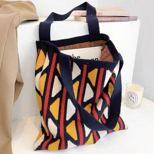 Gestrickte Einkaufstasche in geometrischer Kontrastfarbe