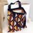 Gestrickte Einkaufstasche in geometrischer Kontrastfarbe