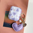 Funda de AirPods en forma de corazón morado