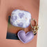Funda de AirPods en forma de corazón morado
